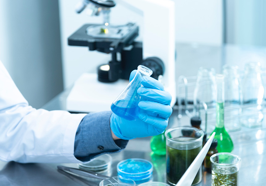 Científico en Laboratorio con una probeta